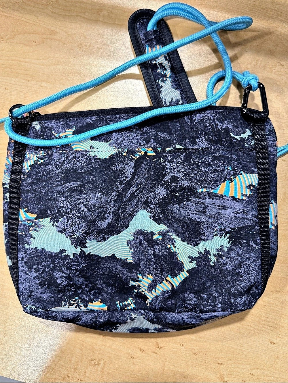 Lululemon Patch Logo Crossbody Bag 2.5L - Altered Nature Multi